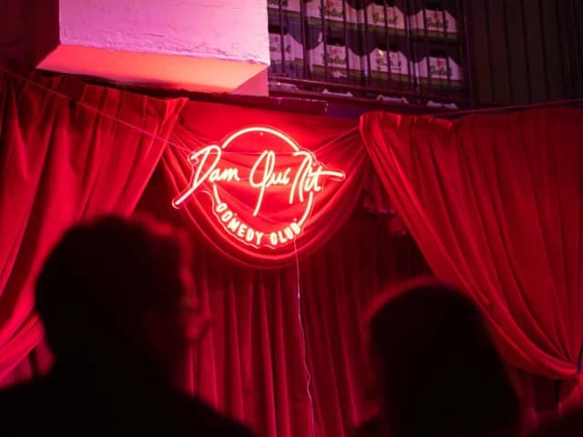 Dam Qui Rit Comedy Club